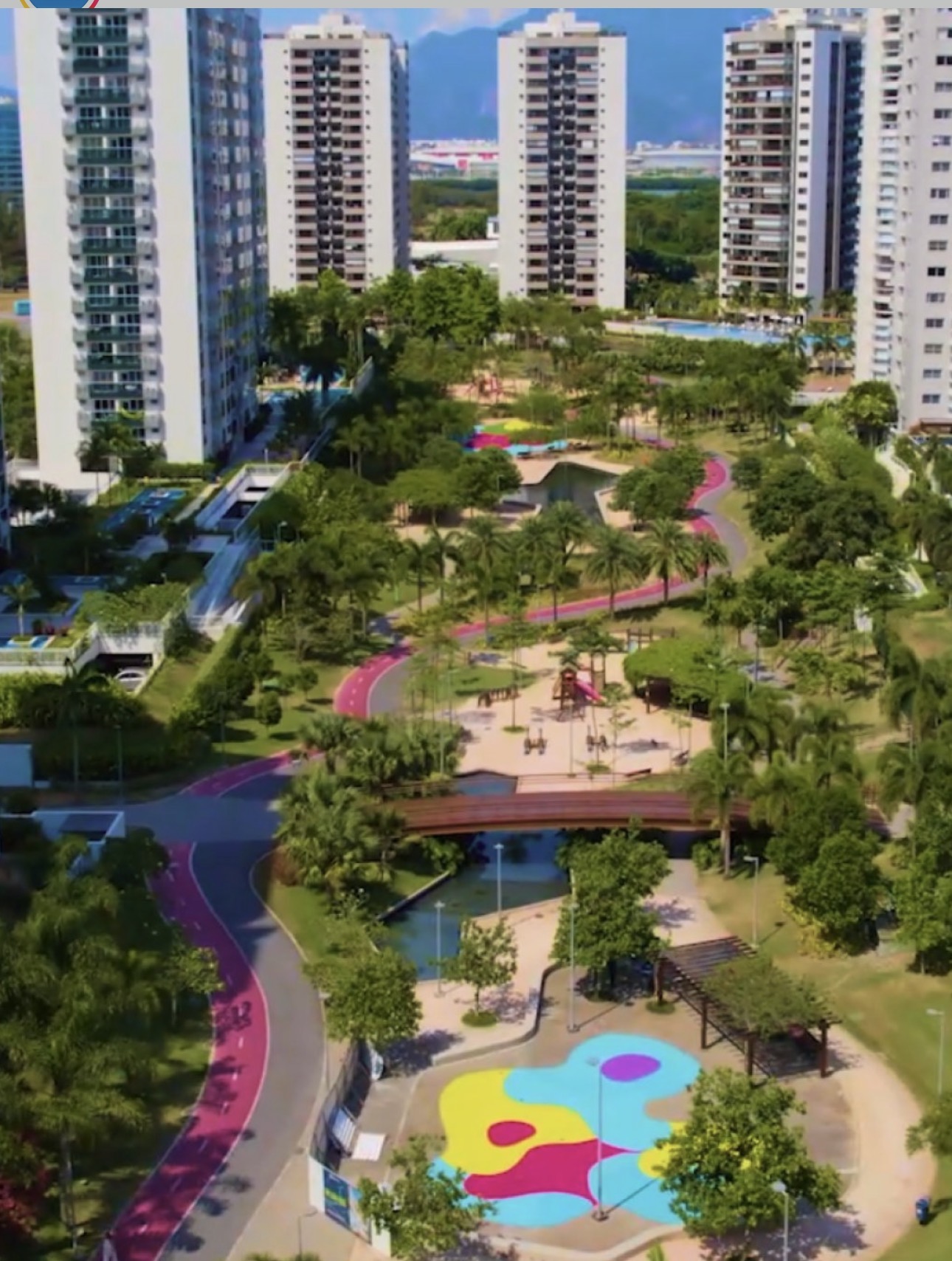 Parque linear com ciclovias coloridas e áreas de lazer